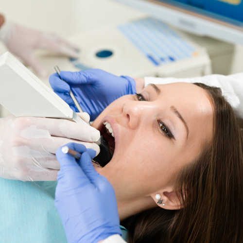 Una mujer está siendo examinada por un dentista cosmético en Miami.