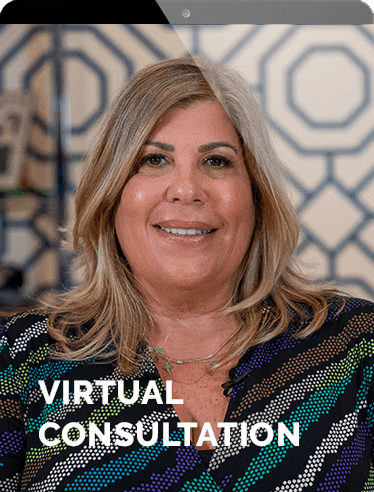 Dra. Conchi García, una mujer sonriendo frente a la pantalla de una computadora con las palabras consulta virtual en Miami Designer Smiles.
