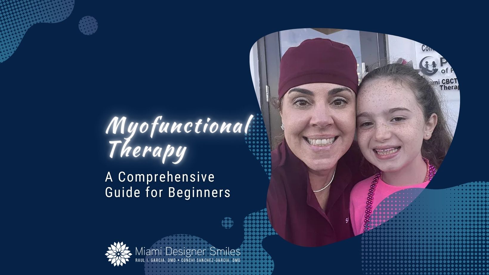Una mujer con bata médica y una niña sonríen para una foto. El texto dice: "Terapia miofuncional: Guía completa para principiantes". Sonrisas de diseñador de Miami.