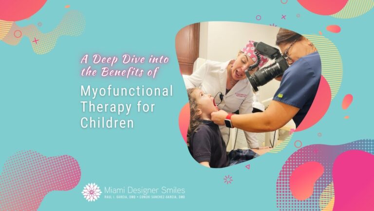 Un dentista examina la boca de un niño sonriente con un instrumento dental mientras otro profesional de la odontología observa; el texto destaca los Beneficios de la Terapia Miofuncional para Niños de Miami Designer Smiles.
