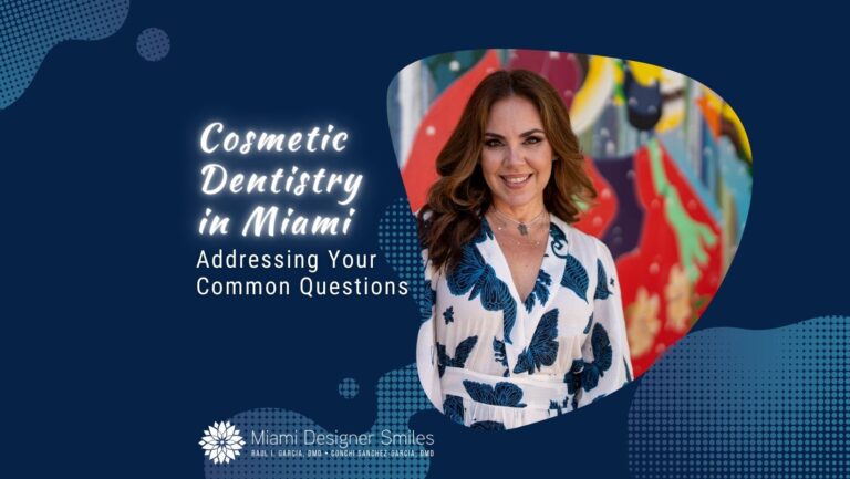 Una mujer con un vestido blanco y azul sonríe delante de un fondo colorido. El texto dice "Odontologia Cosmetica en Miami: Preguntas Frecuentes Dentales. Miami Designer Smiles".