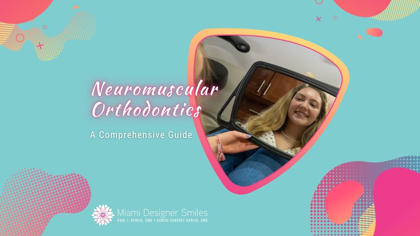 Una joven sonríe mientras se mira en un espejo de mano, en un colorido gráfico titulado "Ortodoncia neuromuscular: guía completa" de Miami Designer Smiles.