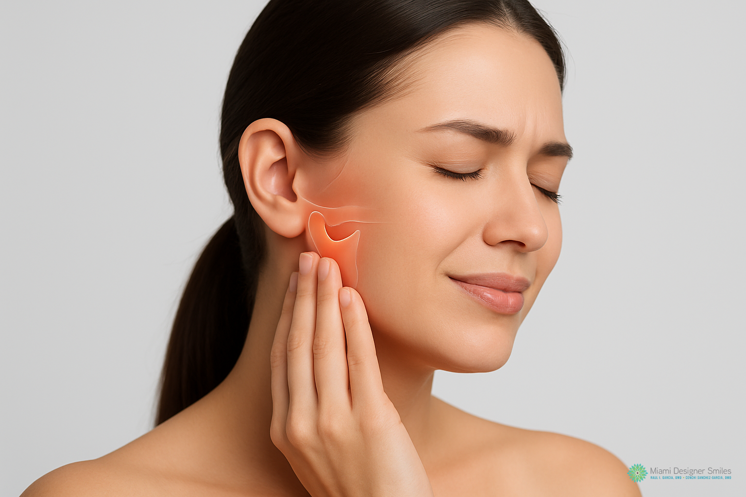 Mujer que se sujeta la mandíbula con los ojos cerrados, aparentando dolor, con un gráfico superpuesto que resalta la zona de la articulación de la mandíbula.